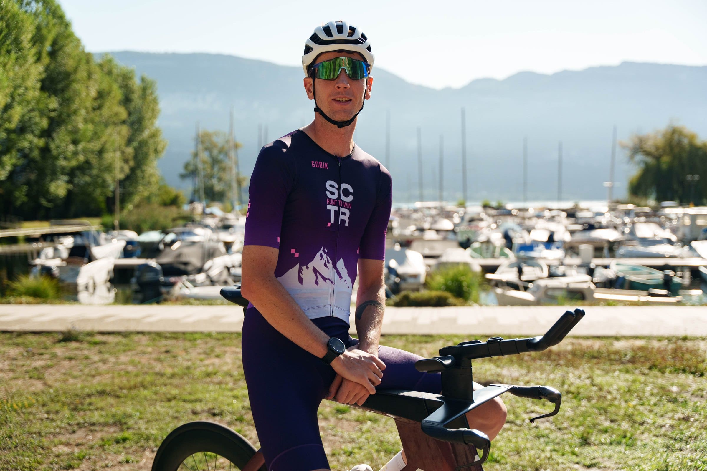 Un triathlète SCTR sur son vélo au bord du lac