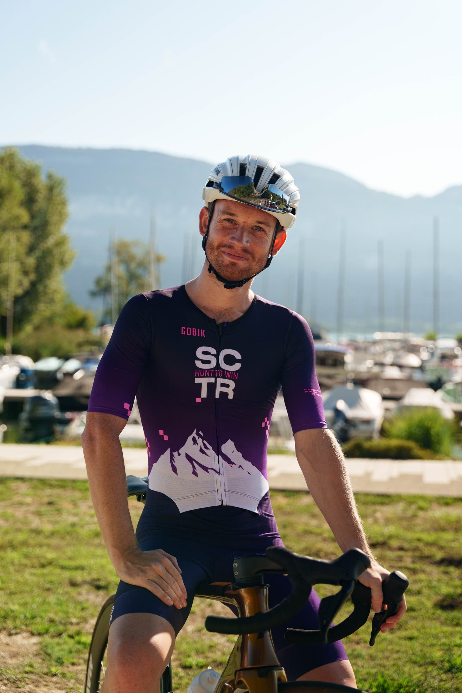 Un coureur SCTR en sortie, suivi du groupe