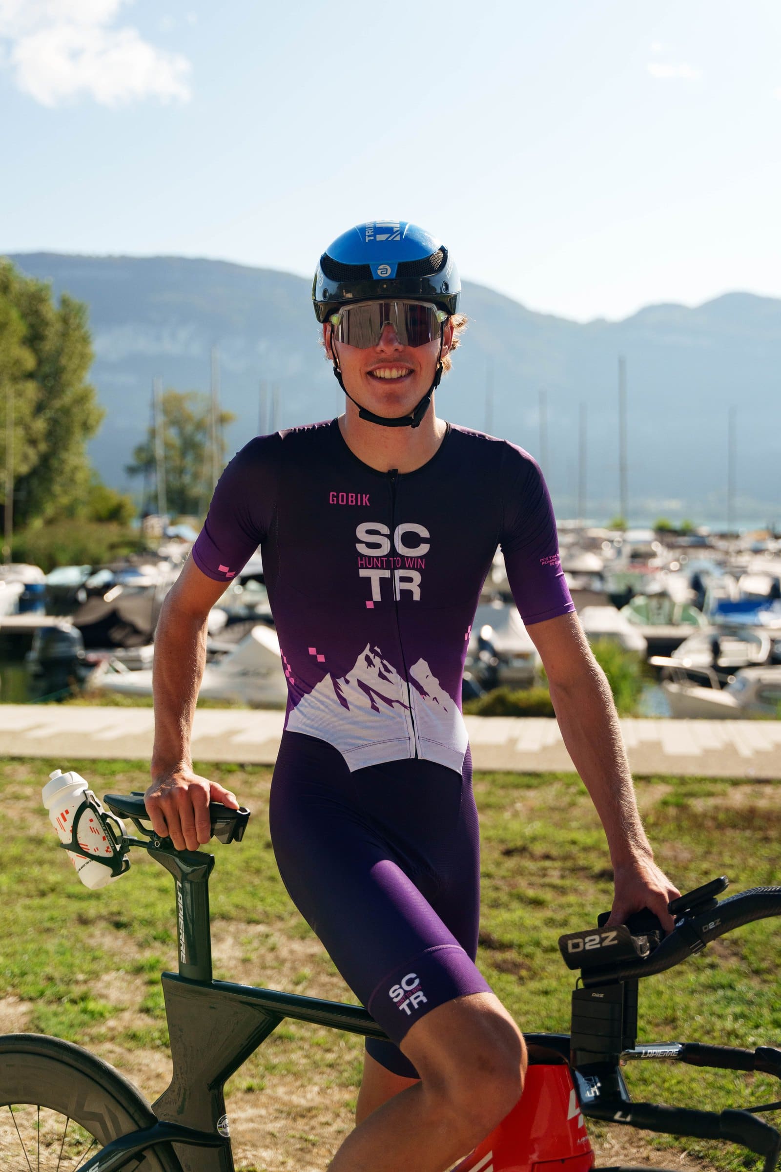 Un triathlète SCTR et son vélo de chrono au port d'Aix-les-Bains