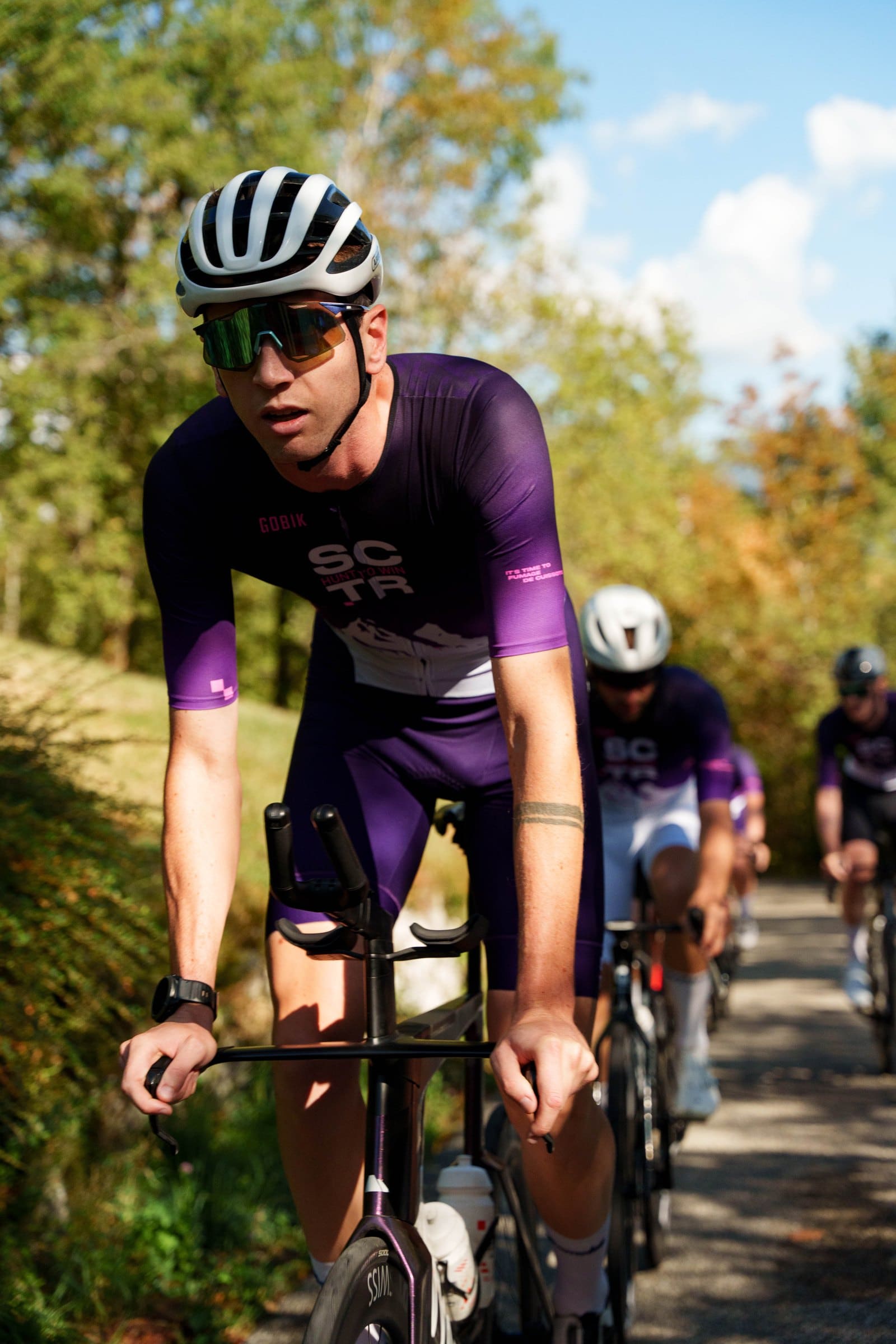 Un coureur SCTR en montée, suivi du groupe