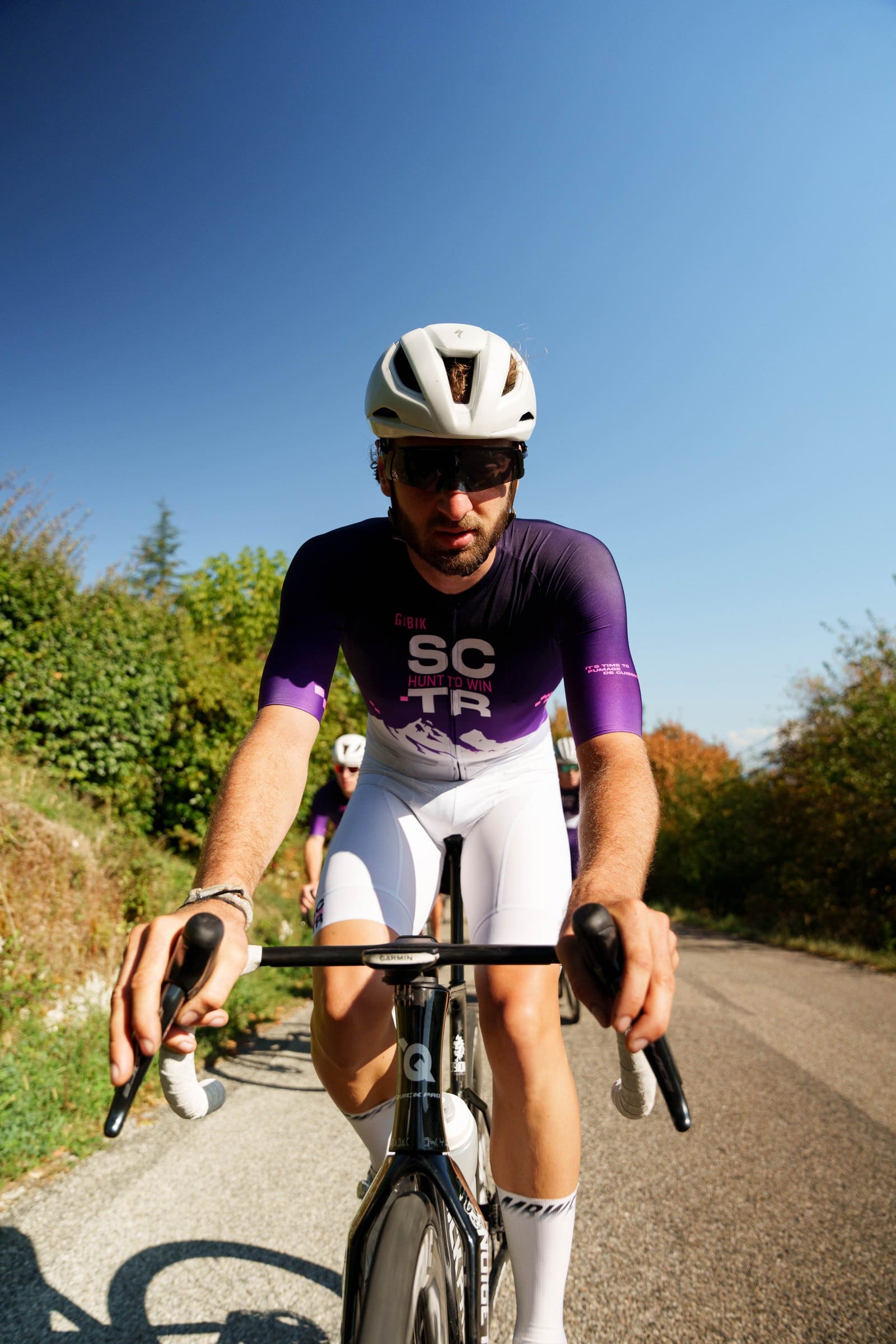 Un coureur SCTR en danseuse face à l'objectif