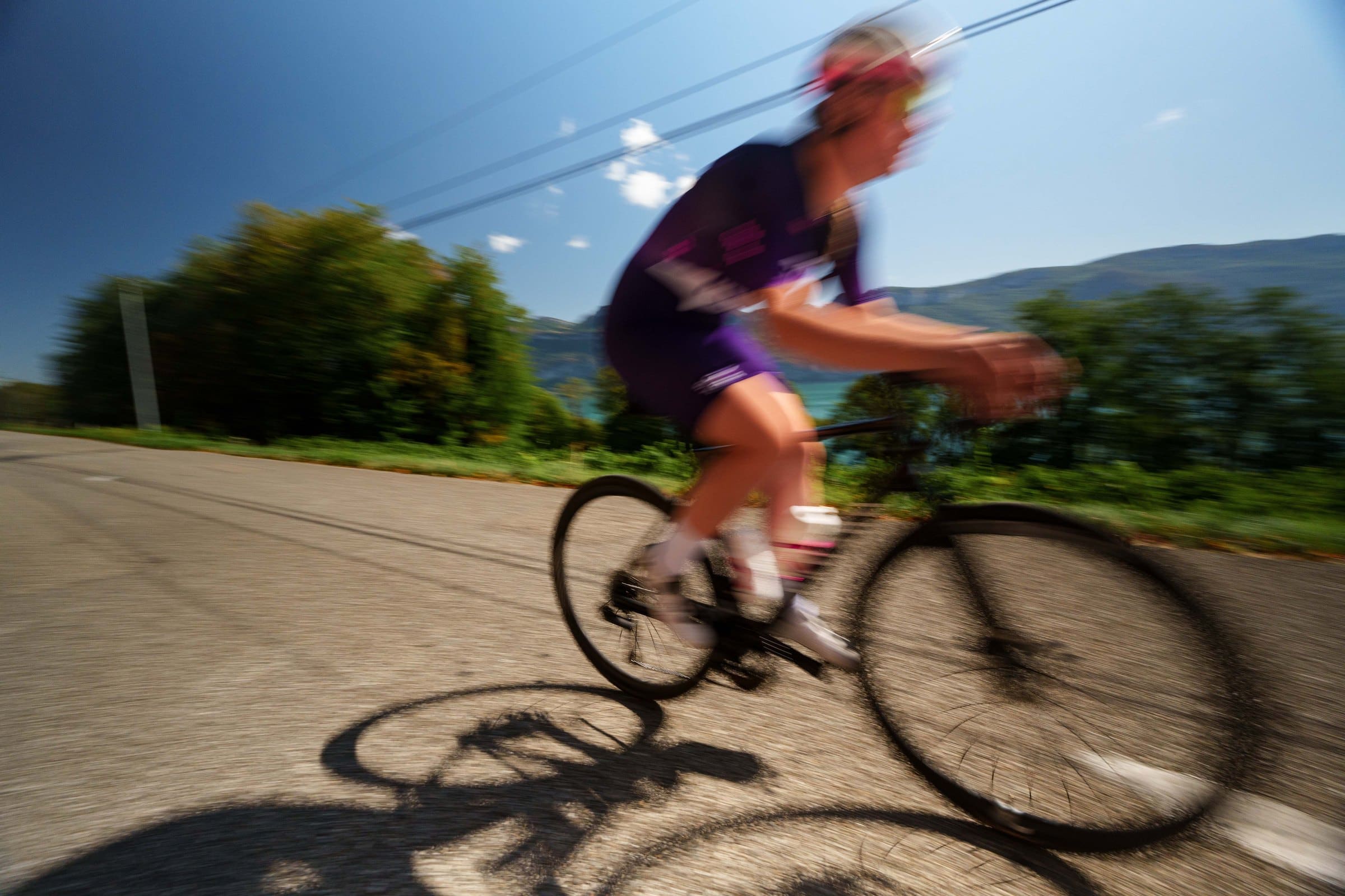 Un coureur SCTR lancé à pleine vitesse sur la route