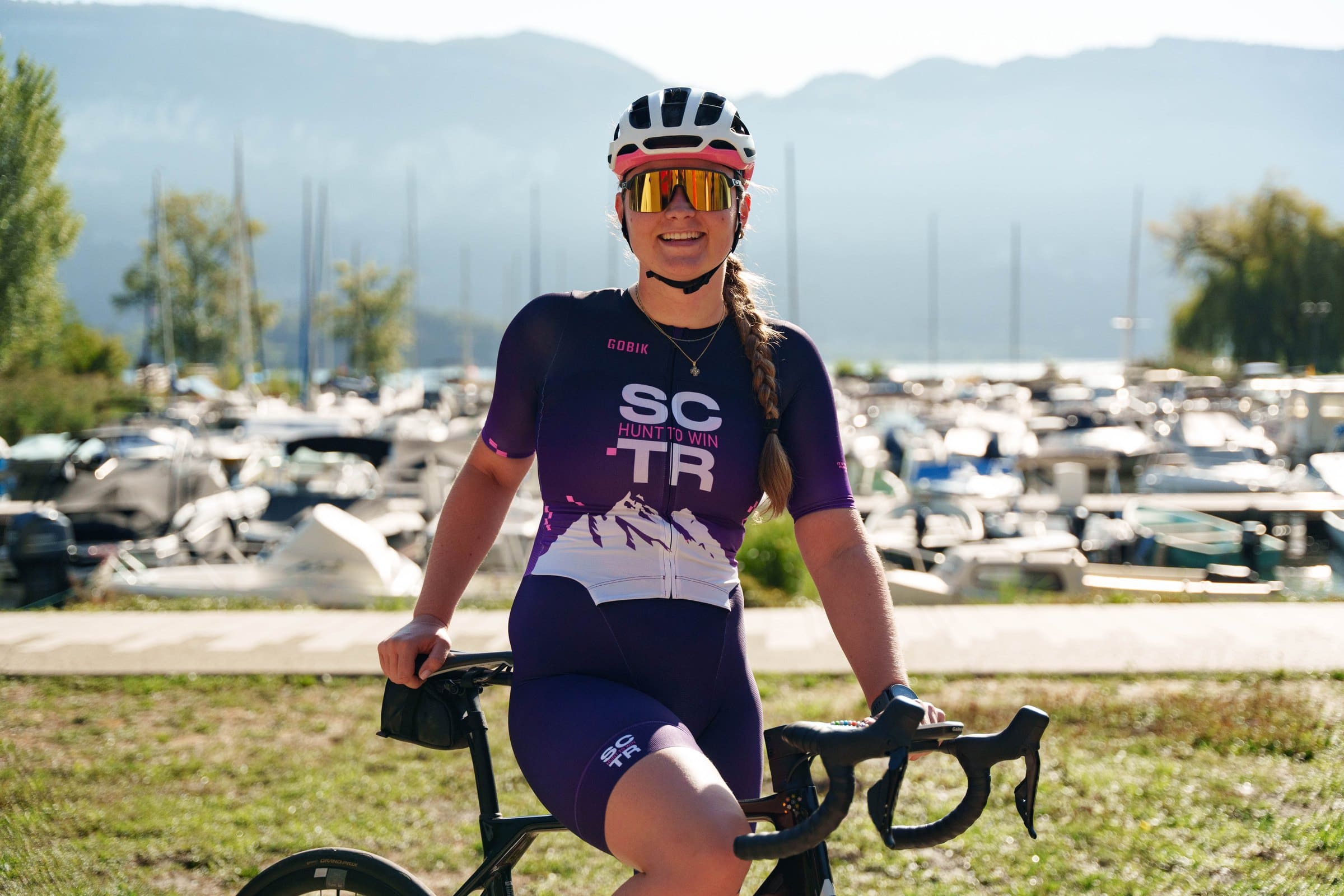 Une coureuse SCTR souriante au port d'Aix-les-Bains